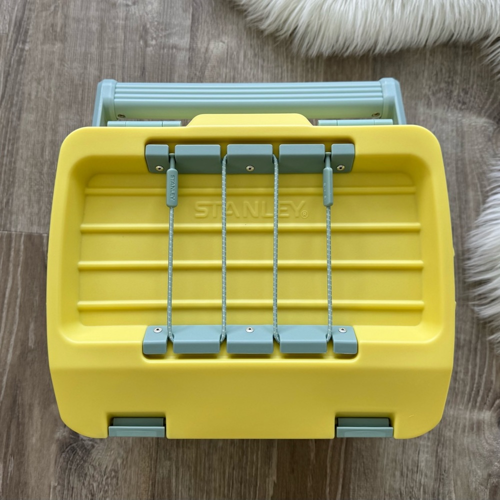💛 STANLEY Easy-Carry Outdoor Cooler 7 QT Pomelo - Picture 6 of 16